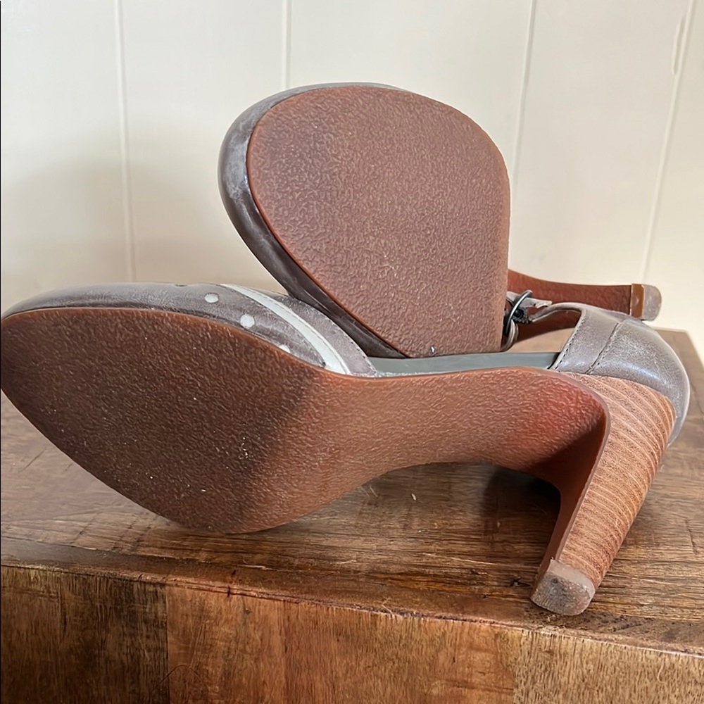 Crown Vintage grey t-strap heels - Picture 6 of 6